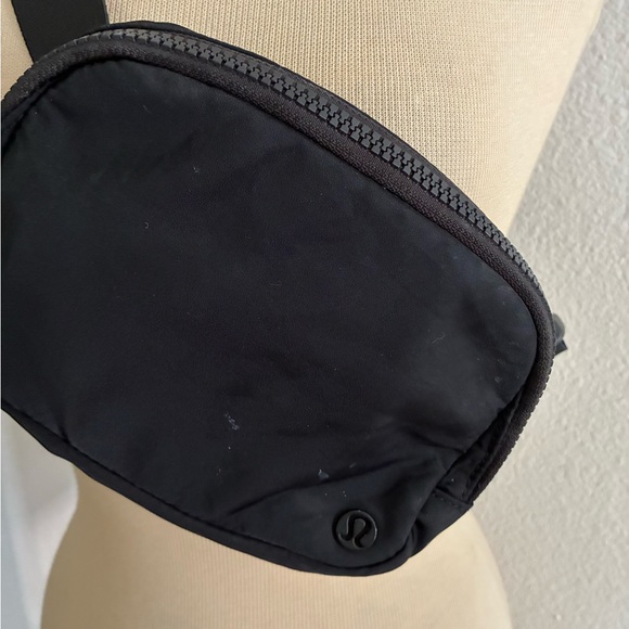 Lululemon Everywhere Belt Bag - Picture 3 of 10